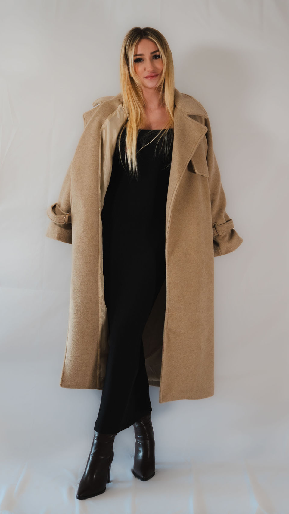 Portrait – Frau im Beige-Mantel
